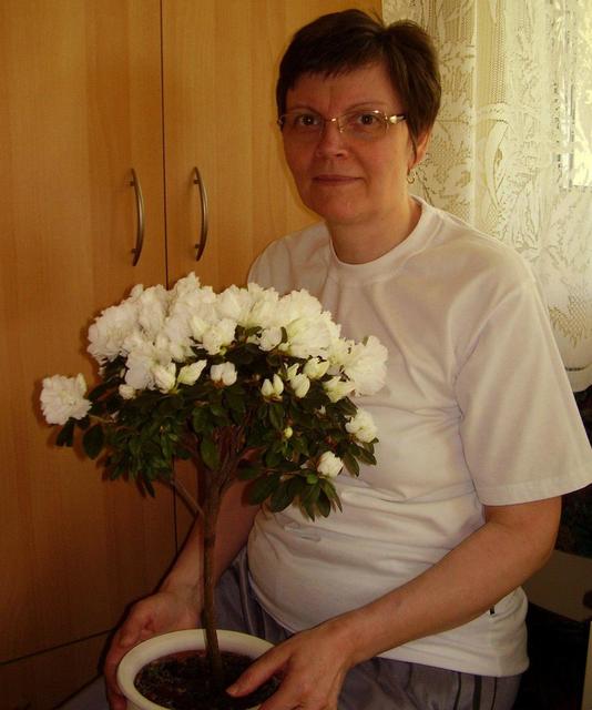 Profilképek2 - Ida az anyáknapi virággal -2011.