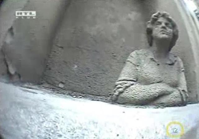 A szerető pesti asszony, aki már több, mint száz éve könyököl egy erkélyen, és várja haza a férjét