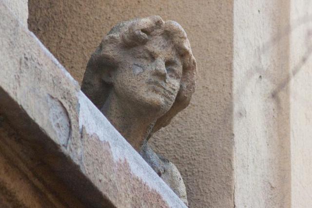 A szerető pesti asszony, aki már több, mint száz éve könyököl egy erkélyen, és várja haza a férjét