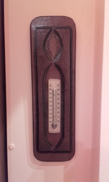 bőrmüvesség - fali hőmérő