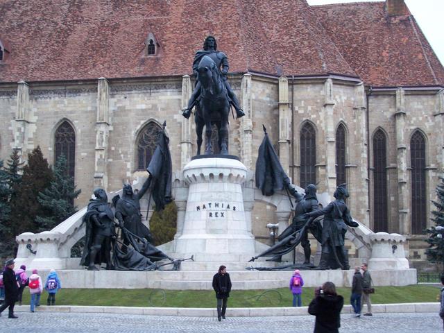 Mátyás király szobra,1902-2010 - MATHIAS REX latin felirat.Eredetileg a magyar középcimer és Mátyás király volt a szobor felirata.Jól  látszik a cimer pajzsa a mostani felirat alatt.