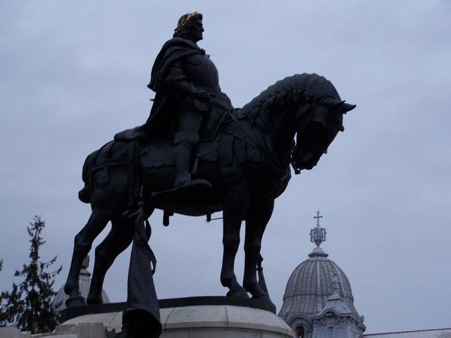 Mátyás király szobra,1902-2010 - a győzelem jelképe,a király fején:az aranyozott babérkoszorú