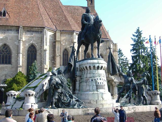 Mátyás király szobra,1902-2010 - Igy nézett ki a szobor 2009-ben,a felújitást megelözően,a gyalázatos Iorga felirattal:"Győzedelmes a harcban,de legyőzetett saját népe által,amikor a legyőzhetetlen Moldovát próbálta meg leigázni"