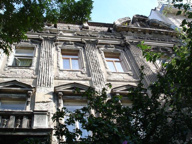 A város, ahol megállt az idő - avagy szájt szíing Budapest... - A Kodály Múzeum mellett éktelenkedő ház
