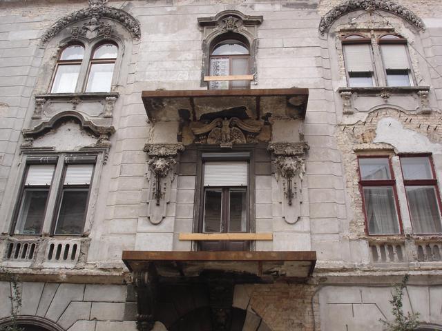 A város, ahol megállt az idő - avagy szájt szíing Budapest... - Újabb (régi) erkélyek a Vörösmarty utcában (14.)