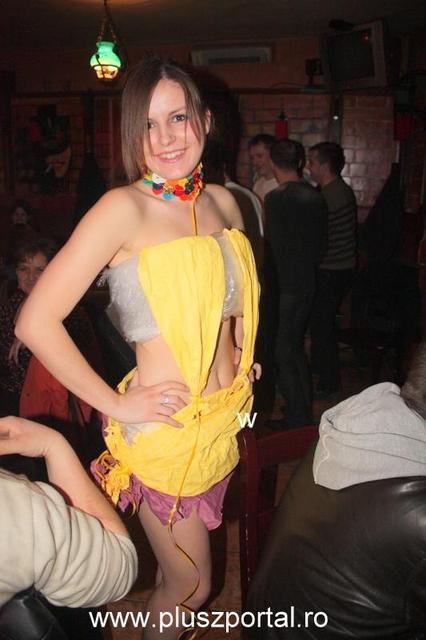 Hulladékból készült ruhákat mutattak be a székelyudvarhelyi Retro Pub-ban