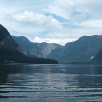 Salzkammerguti tó hegyek között