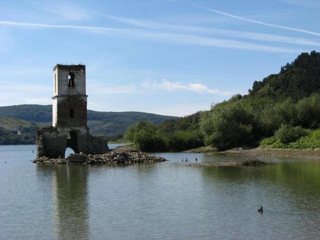 Erdélyi tájak - A Bözödi tó( Az elárasztott falú,csak a templom romjai látszanak)