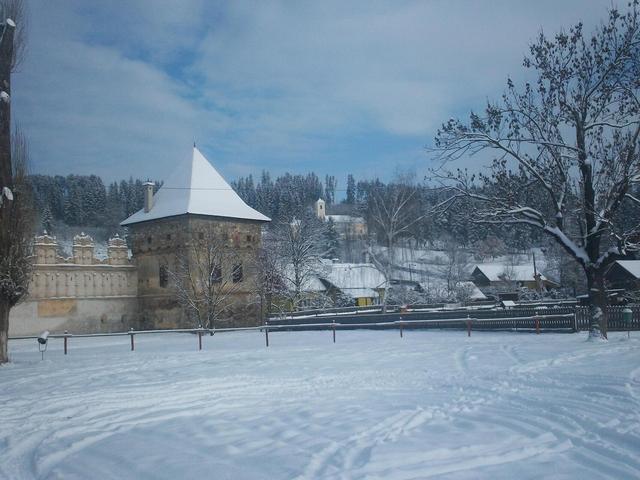 Gyergyóban télen - Gyergyószárhegy, Lázár kastély, hátul a Ferences kolostor
