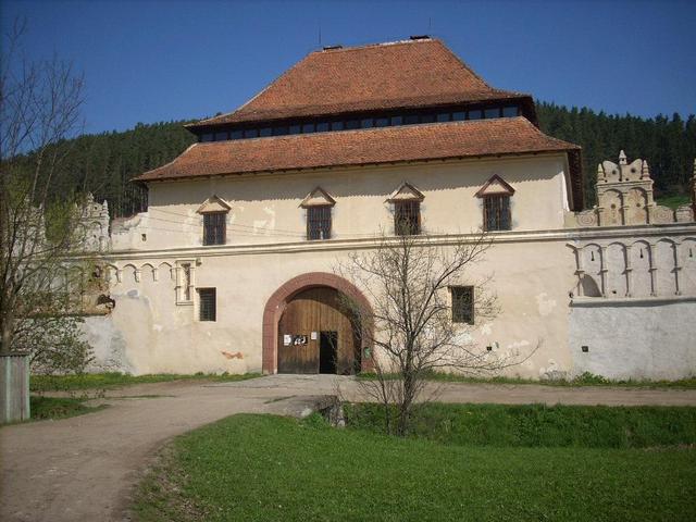 Gyergyószárhegy - Lázár kastély főépülete, bejárati kapuval