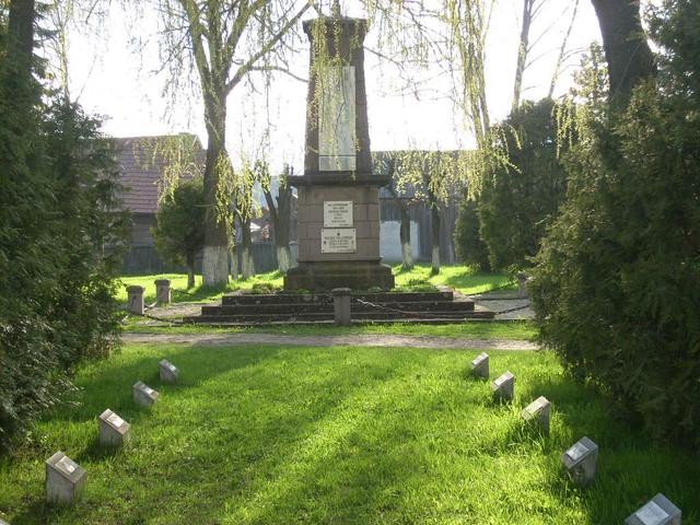 Gyergyószárhegy - Emlékmű a falu központi parkjában. A történelem folyamán hősi halált halt helyi lakósok emlékére