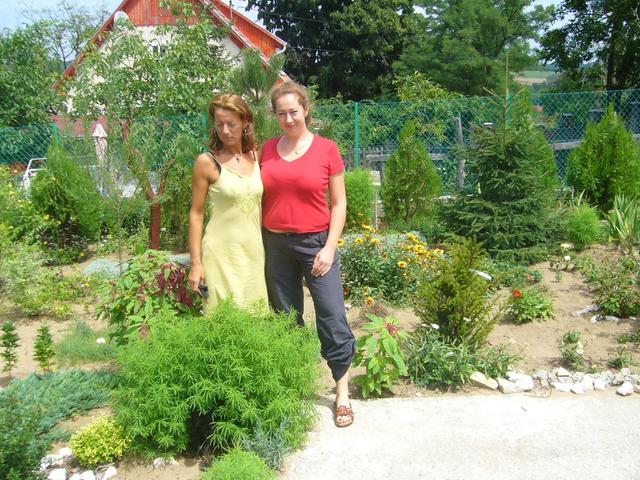 Én:) - Barátnőmmel a kertben-2008 nyara