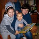 A menyem kisebbik lányával és a keresztfiával meseolvasás közben:)