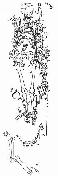 Honfoglaló vezér csontváza veretes övével, íjával, lószerszámaival, lókoponyával és lovának lábaival a karosi II. temető 52. számú sírjából