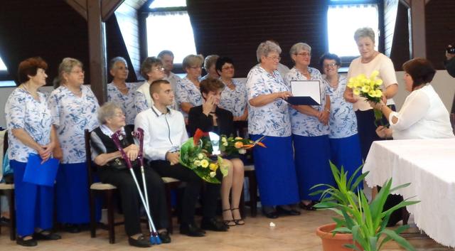 Ági képek -  Nyugdíjas Énekkarunk átveszi a Mágocs Városért kitüntetést