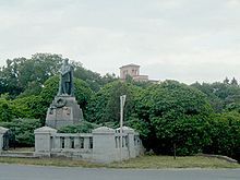 Kastélyok Vas Megyében - Batthyány Lajos szobra az ikervári kastély előtt
