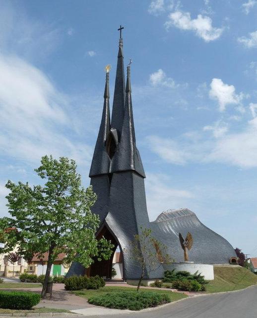 PAKS - Szentlélek-templom (1988) – Tervezője: Makovecz Imre