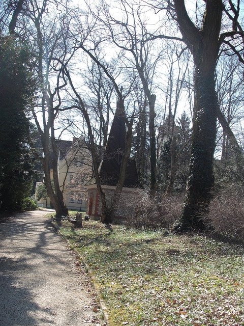 Kikelet az Arborétumban - Kápolna háttérben kastéllyal