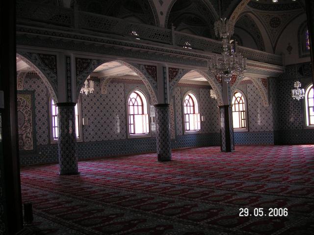 Fény és árnyék - A mecset padlóját beborító, Mekka felé nézö imahelyekkel.