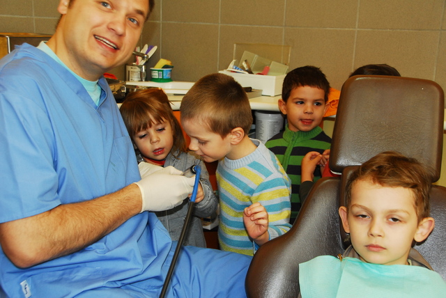 Ovodások a fogorvosnál 2 - tolongtak az önkéntesek
