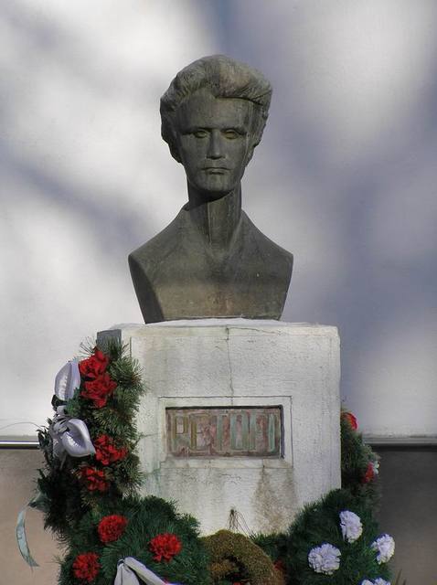 Szülőföldem Margitta - Petőfi szobor a templom előtt