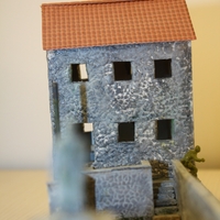 normandiai emeletes ház kartonra ragasztott dombormintás tapétából, 1:72