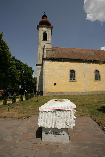 Trianoni emlékmű avatás Bogád - A templomkert.