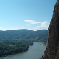 Duna kanyar a meredek szikla tövéből