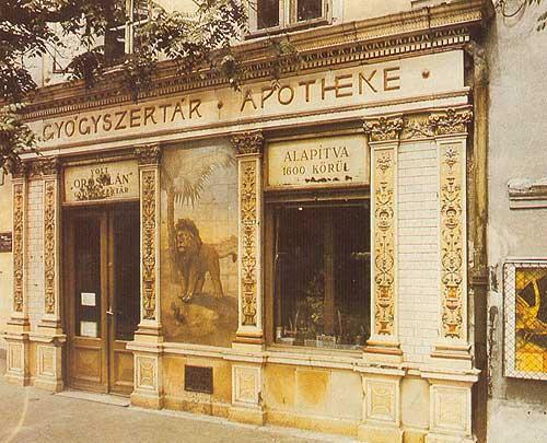 A családi múlt, amely utat mutat... - Oroszlán Patika, Sopron. A patika officinájának neorokoko stílusú bútorzata védett műemlék, az akkori tulajdonos Vajkai Molnár Lajos készíttette 1877-ben.