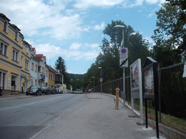 Kirándulás :Kismarton -Sopron - Utca a kastély mellett
