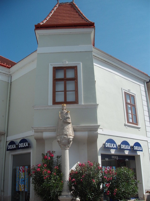 Kirándulás :Kismarton -Sopron - Szűz Anya szobor leanderokkal díszítve