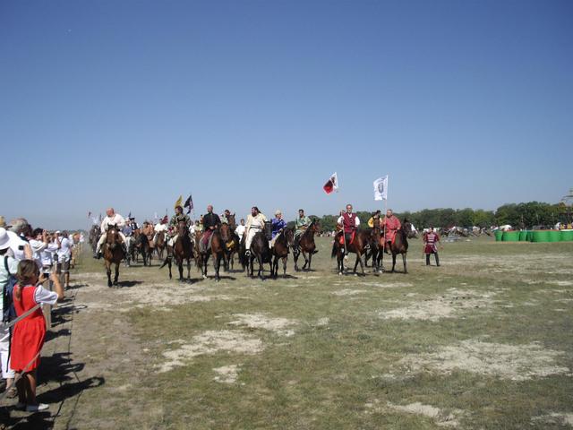 Bösztörpuszta  2009 - Tiszteletkört tesznek a lovasok