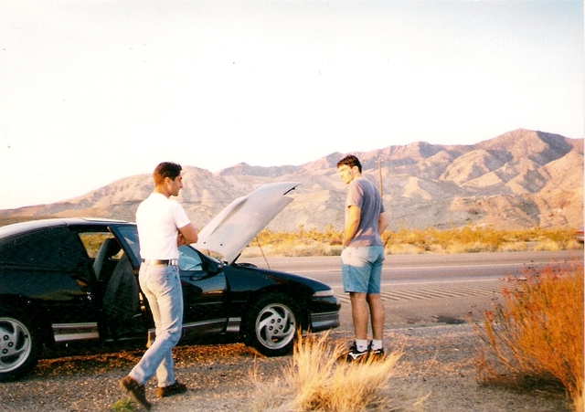 Akkoriban és Most - 1996 Szabó Sándor Pipo lerobbanva kocsival,a Nevadai sivatagban..
