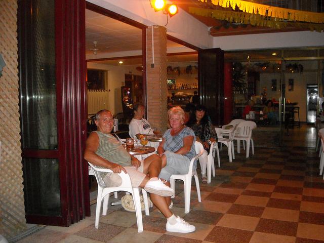 2011 nyaralás - A szálloda bárjában pihenünk
