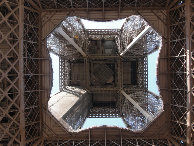 Europai utazas... - A massziv Eiffel torony pillarjai...