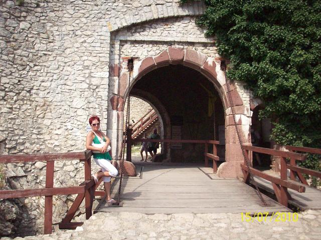Várak,kastélyok - A sümegi vár bejáratánál