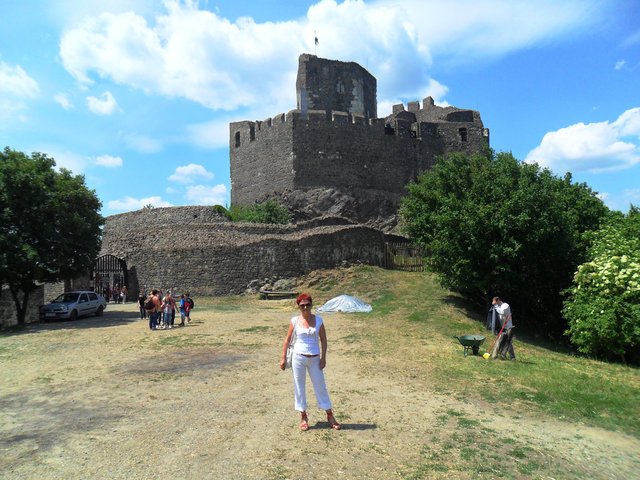 Várak,kastélyok - A hollókői vár előtt