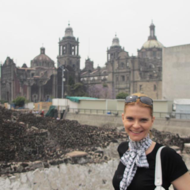 Esőisten - Mexico City; Templo Mayor (Tenochtitlan) a háttérben a Catedral Metropolitana