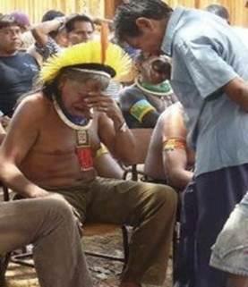Másoktól - Chief of the Kayapo tribe, living near the Xingu River in the Amazon. Mrs. Dilma, the president of Brazil, has given her approval for the construction of an enormous hydroelectric central (the world’s third largest one).