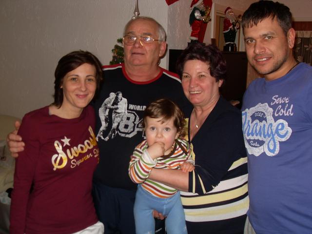 Karácsony 2011 - Lányom Adélka,Én,unokám Justin,nejem marika és Nany