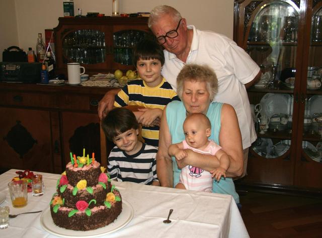 családi képek - Mi és az unokák a születésnapi tortával