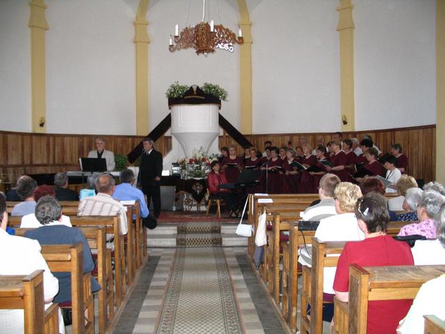 ez is az is - Református templomban  koncertezek egy kórussal