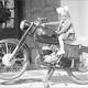A kislány Danuvia motorkerékpáron ül.Az 1950-es évek végén a Csepel motort váltotta fel az egy üléses 125 köbcentis,teleszkópos gépjármű.Gyártását az 1970-es végén szüntették be,amikor az akkori NDK Simson motorjai kerültek országunkba.