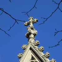 A Szent Patrik székesegyház középső timpanonjának keresztje