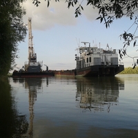 Úszódaru és tolóhajó a Duna-Istár folyón 2015 június 21-én
