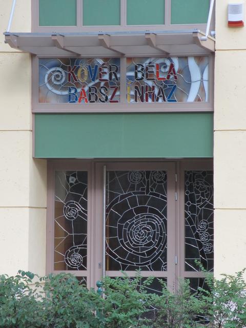 Tiffany Ablakok (Avagy a felújított Kövér Béla Bábszínház) Szeged