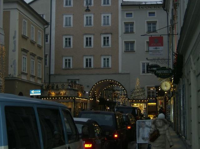 Salzburgi kiruccanás - Sétáló utca adventi hangulatban.