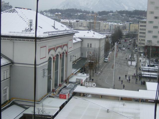 Salzburgi kiruccanás - Az állomás épülete.