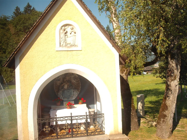 Szlovéniában -  Szép kápolna mellett haladtunk el Bledben .