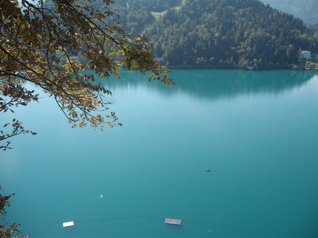 Szlovéniában - Alattunk a türkiz színű tó .